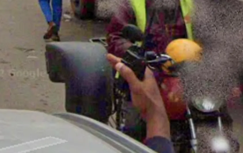 Zoomed in picture of the "snorkel"-looking object (an upward exhaust) on the car's right-hand side